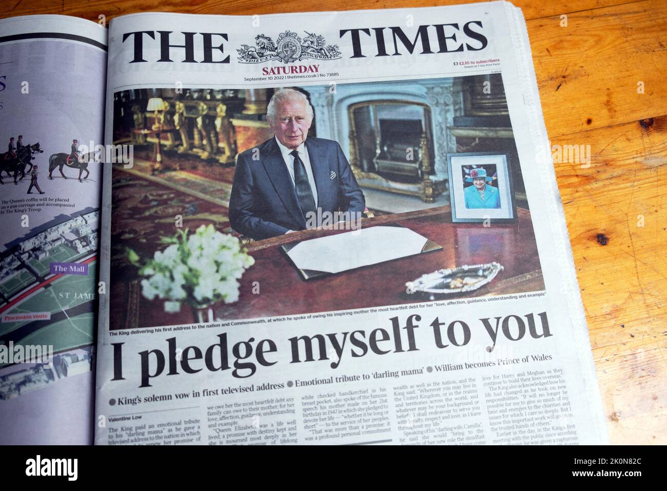 "Ich verspreche mich dir" schwört König Karl III. Die Zeitungsüberschrift der Times am 10. September 2022 Fernsehansprache an die Nation London England UK Stockfoto
