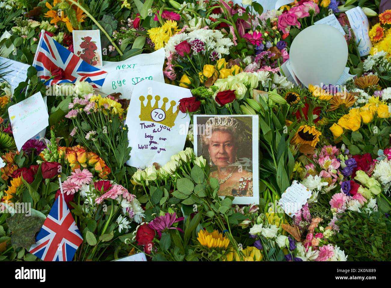 Karten und Blumengebete an Königin Elizabeth II. Im Grünen Park am 12.. September 2022 Stockfoto