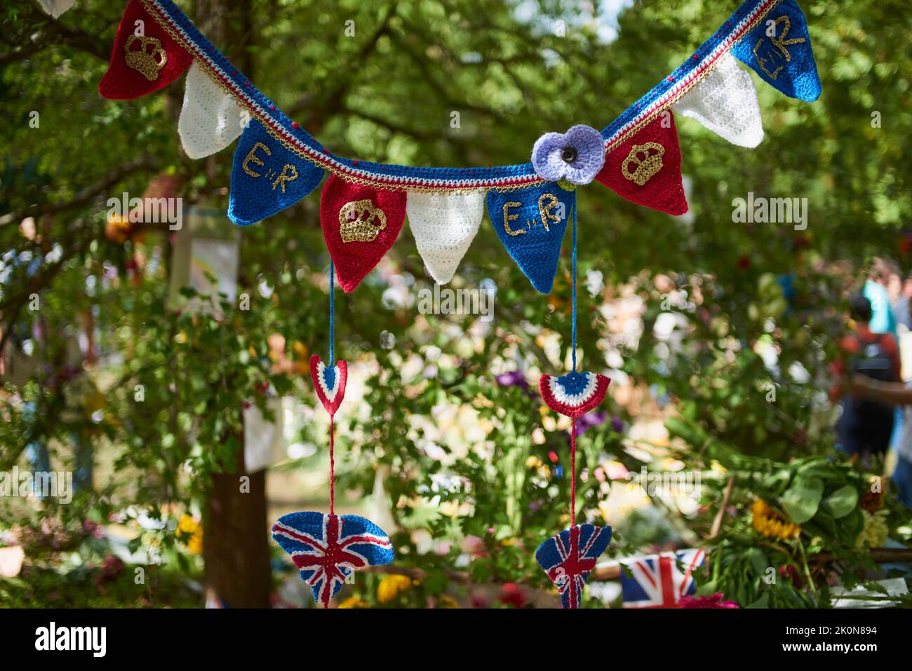 Eine gestrickte Flagge zu Ehren von Königin Elizabeth II., auf einem Baum im Green Park, im Zentrum von London, am 12.. September 2022 Stockfoto