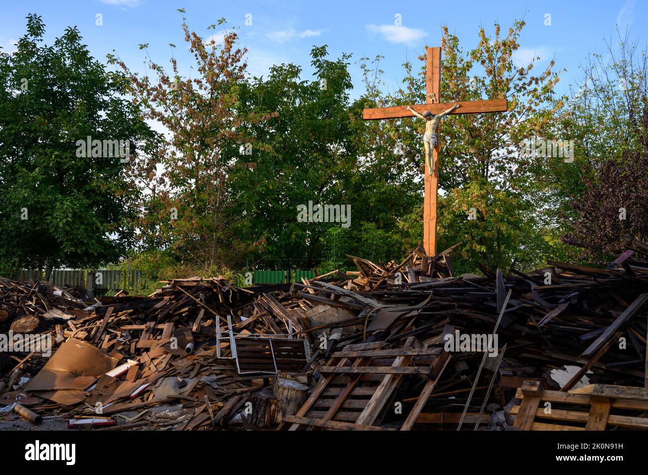 Das Kreuz mit Jesus Christus, umgeben von Holzschutt. Stockfoto