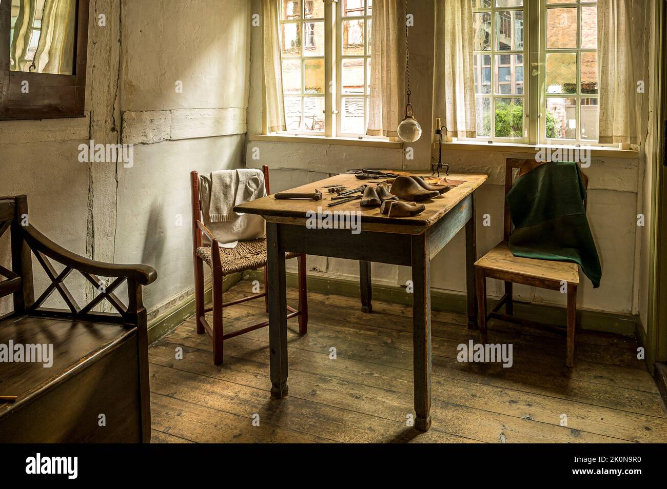 Möbel mit einem Schuhmacher Werkzeuge in H.C. Andersen’ Childhood Home, Odense, Dänemark, 27. August 2022 Stockfoto