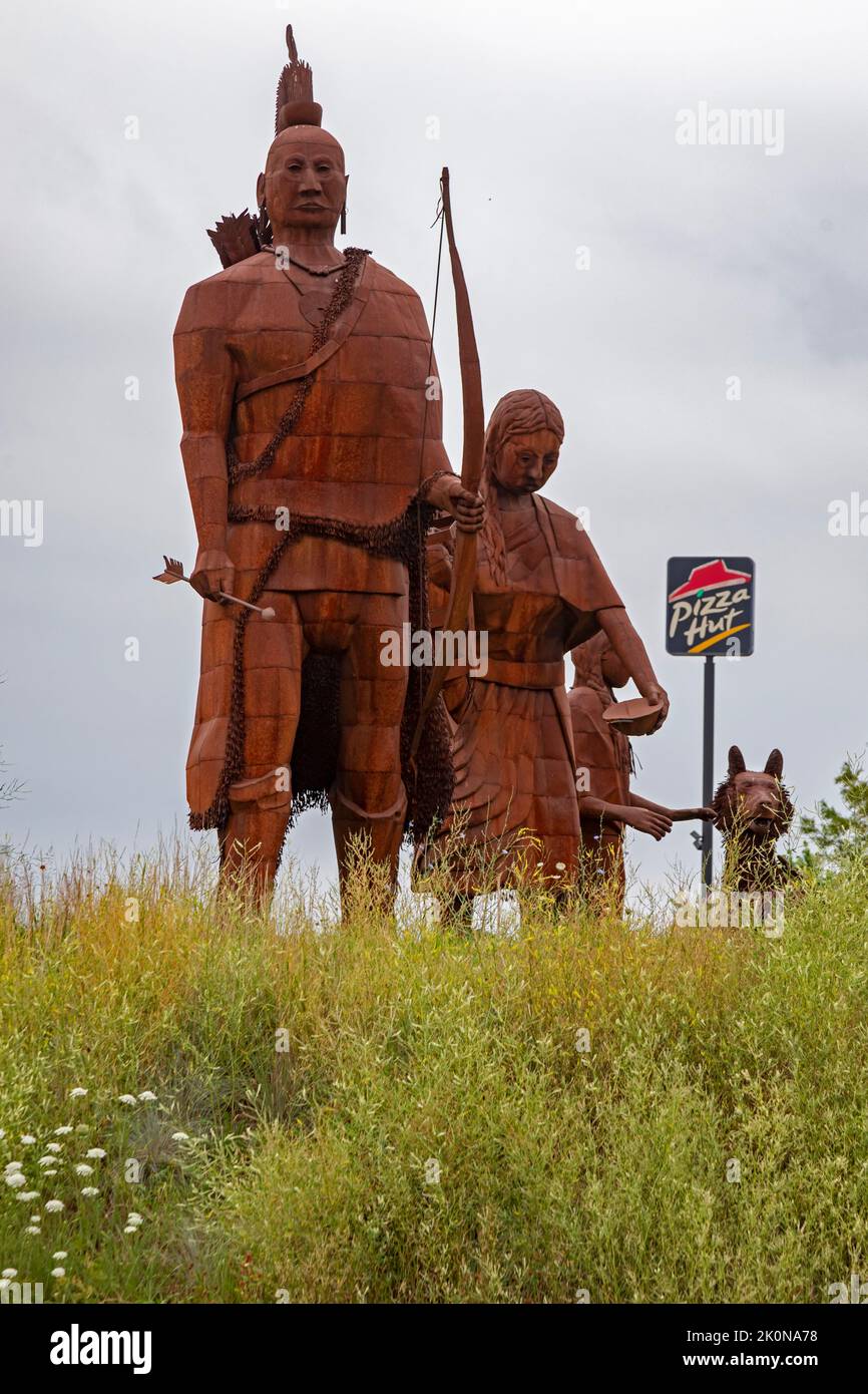 Cuba, Missouri - das Osage Trail Legacy Monument zeigt eine indische Osage-Familie, die sich auf dem Osage Trail, der jetzt Interstate 44 ist, nach Westen bewegt. Der Native A Stockfoto