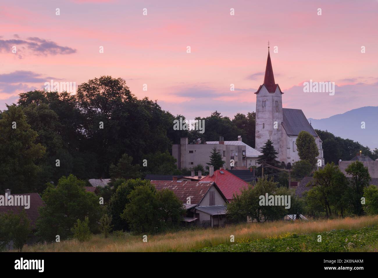 Gotische Kirche in Turciansky Dur Dorf, Turiec Region, Slowakei. Stockfoto