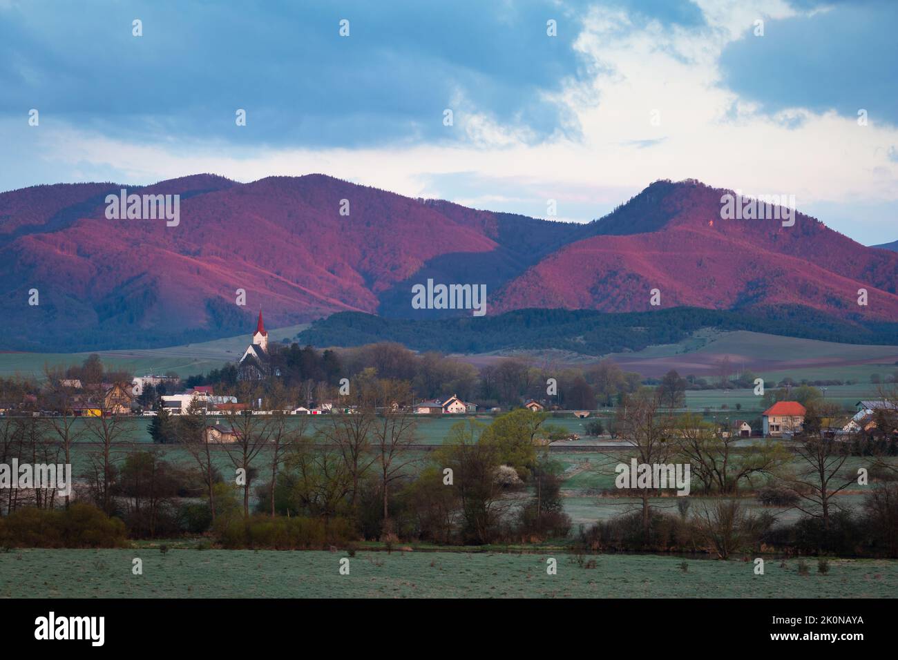 Blick auf Turciansky Dur Dorf und Velka Fatra Berge, Slowakei. Stockfoto