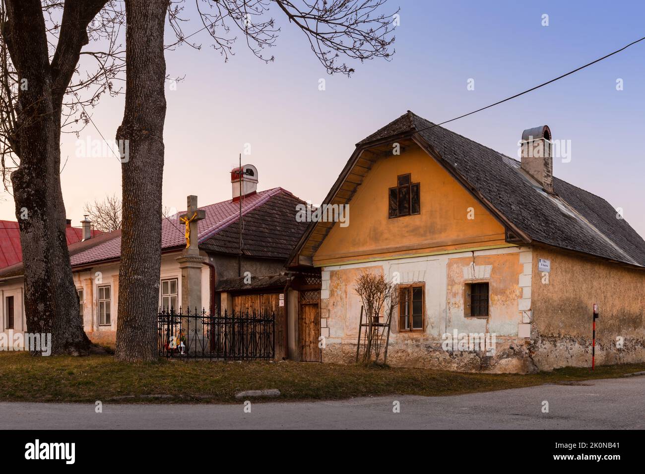 Historische Häuser in Klastor pod Zniewom Dorf, Slowakei. Stockfoto