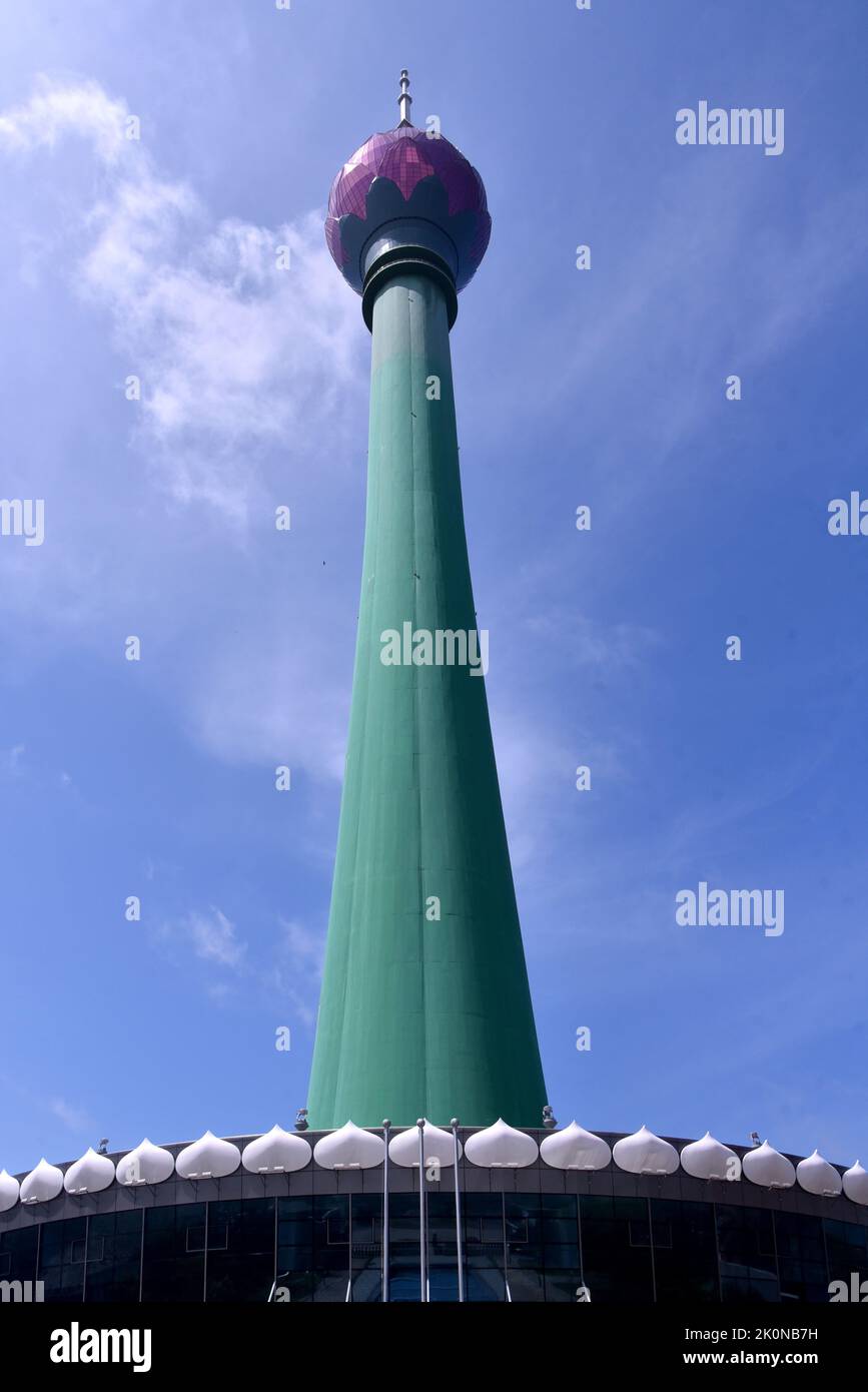 Colombo, Westliche Provinz, Sri Lanka. 12. September 2022. Blick auf den Colombo Lotus Tower, Colombo Lotus Tower wird am September15.. Donnerstag 2022 für die Öffentlichkeit geöffnet. Colombo Lotusturm ist eine der berühmtesten Touristenattraktionen in der Stadt Colombo, Sri Lanka. Mit einer Höhe von 356 Metern ist dieser Turm der höchste Turm in Südasien, er hat sich zu einer der wichtigsten Touristenattraktionen in Sri Lanka entwickelt und ist bei Touristen beliebt. (Bild: © Ruwan Walpola/Pacific Press via ZUMA Press Wire) Stockfoto