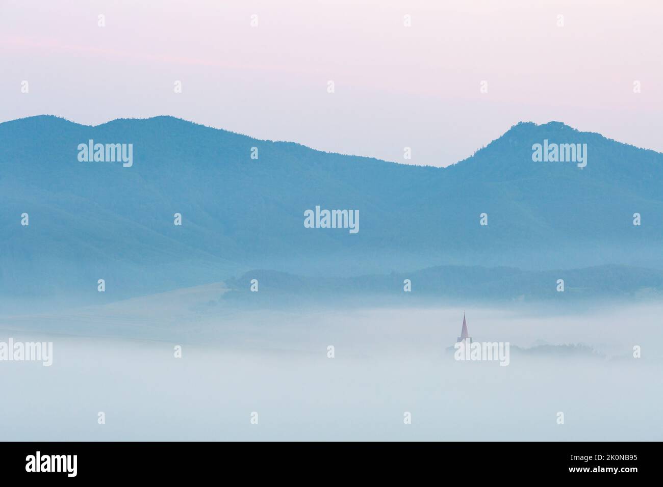 Neblige ländliche Landschaft in Turciansky Dur Vilage, Slowakei. Stockfoto