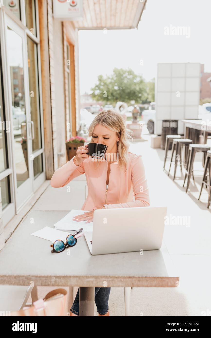 Dreiviertelansicht von Frauen, die draußen Kaffee trinken Stockfoto