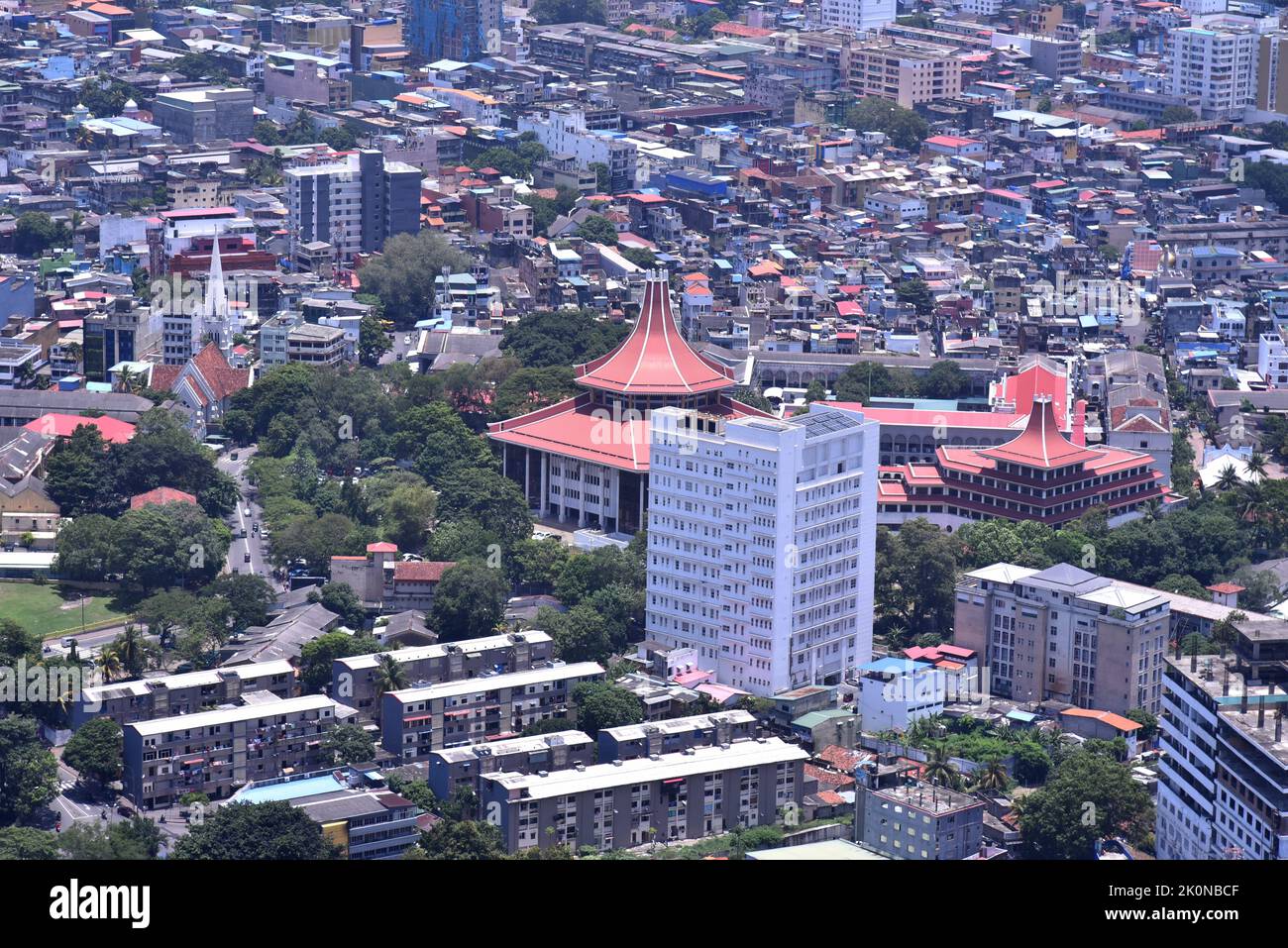 Colombo, Westliche Provinz, Sri Lanka. 12. September 2022. Blick auf die Hauptstadt Colombo vom Colombo Lotus Tower aus wird der Colombo Lotus Tower am September15.. Donnerstag 2022 für die Öffentlichkeit zugänglich sein. Colombo Lotusturm ist eine der berühmtesten Touristenattraktionen in der Stadt Colombo, Sri Lanka. Mit einer Höhe von 356 Metern ist dieser Turm der höchste Turm in Südasien, er hat sich zu einer der wichtigsten Touristenattraktionen in Sri Lanka entwickelt und ist bei Touristen beliebt. (Bild: © Ruwan Walpola/Pacific Press via ZUMA Press Wire) Stockfoto