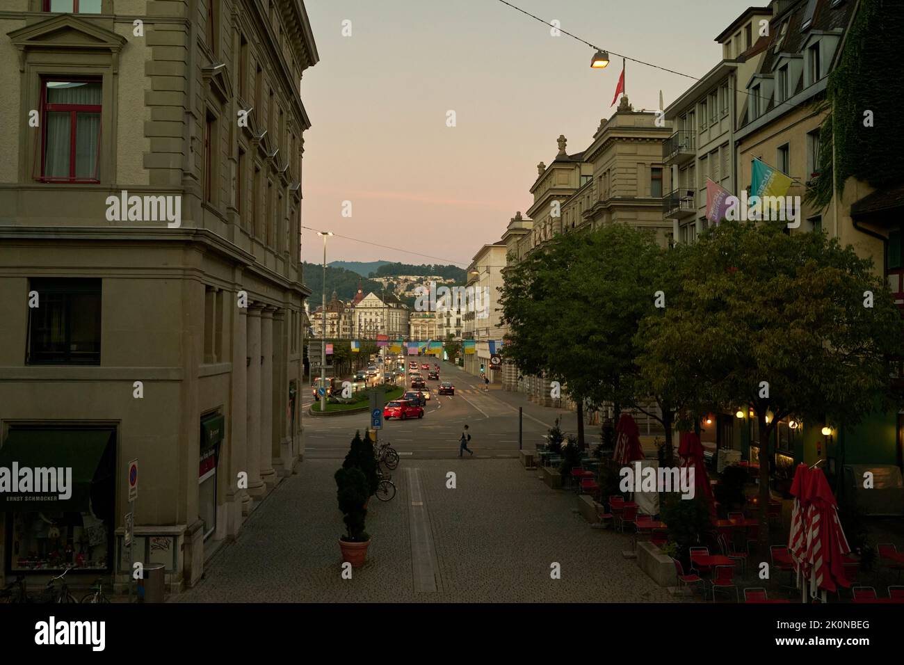 Straße in der Stadt unter Sonnenuntergang Himmel im Sommer Stockfoto