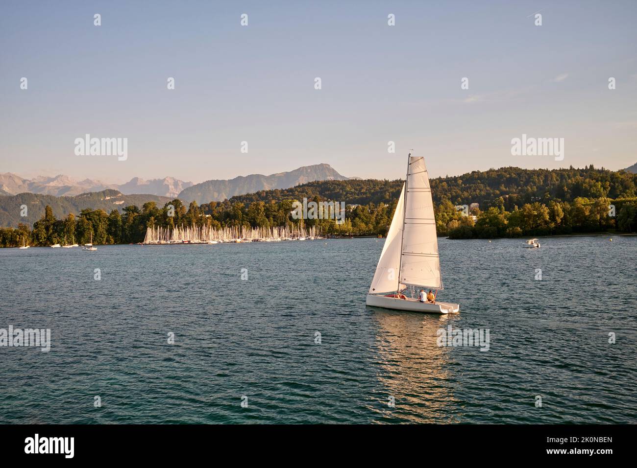Reisende auf der Yacht auf dem See Stockfoto