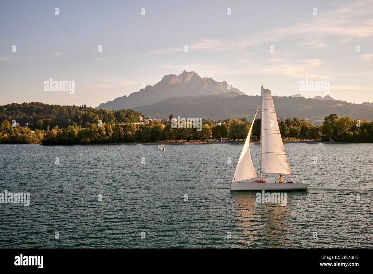 Yacht mit Touristen in der Nähe von Berg Stockfoto