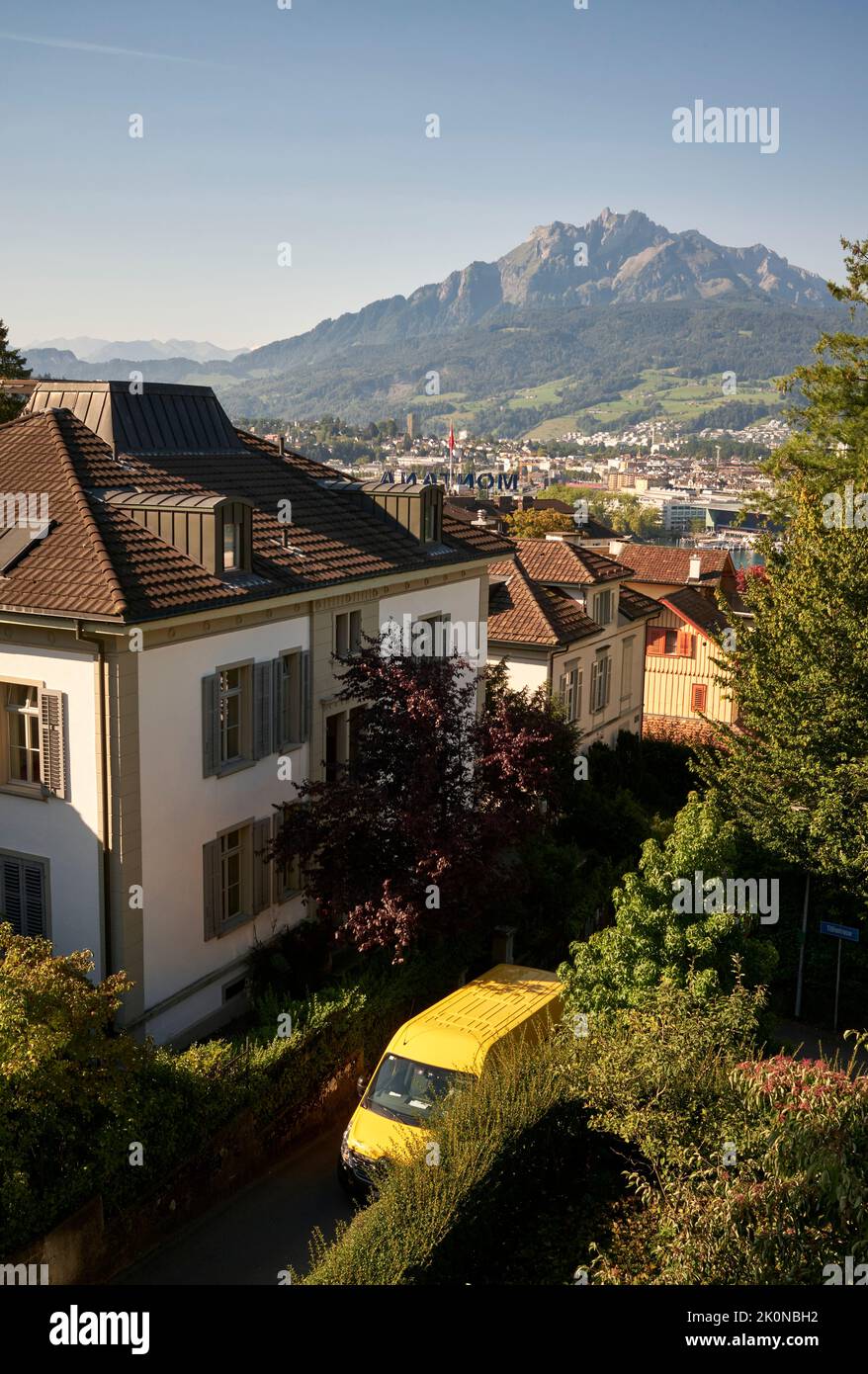 Gelber Van auf der Straße der Stadt Stockfoto
