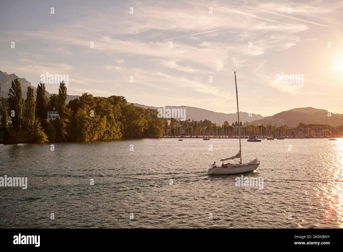 Yacht auf dem See bei Sonnenuntergang Stockfoto