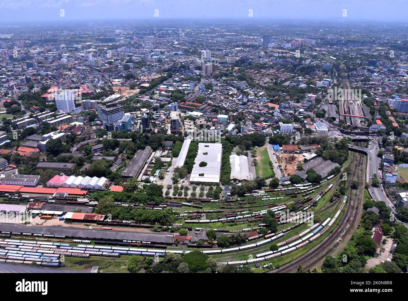 Colombo, Westliche Provinz, Sri Lanka. 12. September 2022. Blick auf die Hauptstadt Colombo vom Colombo Lotus Tower aus wird der Colombo Lotus Tower am September15.. Donnerstag 2022 für die Öffentlichkeit zugänglich sein. Colombo Lotusturm ist eine der berühmtesten Touristenattraktionen in der Stadt Colombo, Sri Lanka. Mit einer Höhe von 356 Metern ist dieser Turm der höchste Turm in Südasien, er hat sich zu einer der wichtigsten Touristenattraktionen in Sri Lanka entwickelt und ist bei Touristen beliebt. (Bild: © Ruwan Walpola/Pacific Press via ZUMA Press Wire) Stockfoto