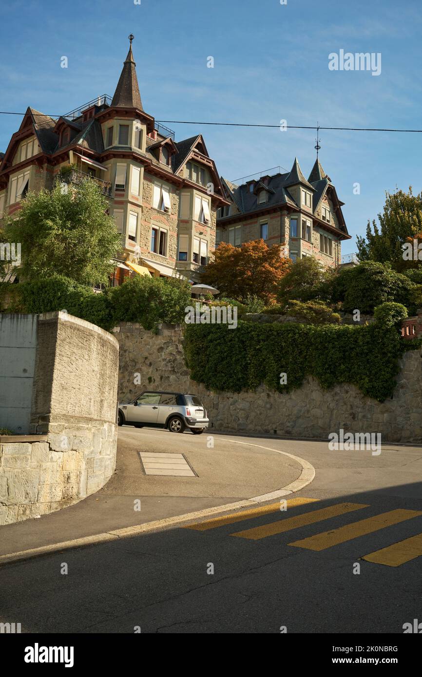 Außenansicht eines alten Herrenhauses am Straßenrand in der Schweiz Stockfoto