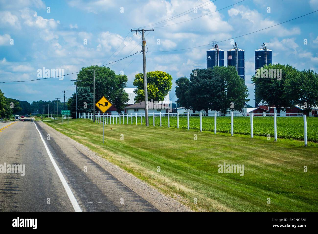 Ein Straßenschild mit Pferdekutsche in Shipshewana, Indiana Stockfoto