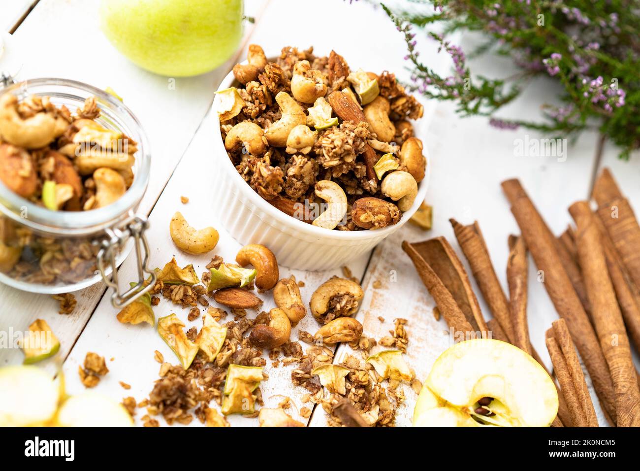 Gelber Hafer mit Apfel- und Zimtstangen auf weißem Hintergrund. Gesunde Ernährung. Bio-Produkt. Stockfoto