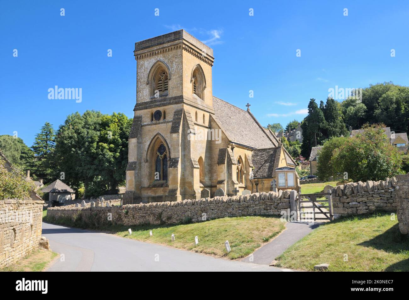 St. Barnabas Church im malerischen Cotswold-Dorf Snowshill, Cotswolds, England, Großbritannien. Viktorianische Kirche, denkmalgeschütztes Gebäude. Stockfoto