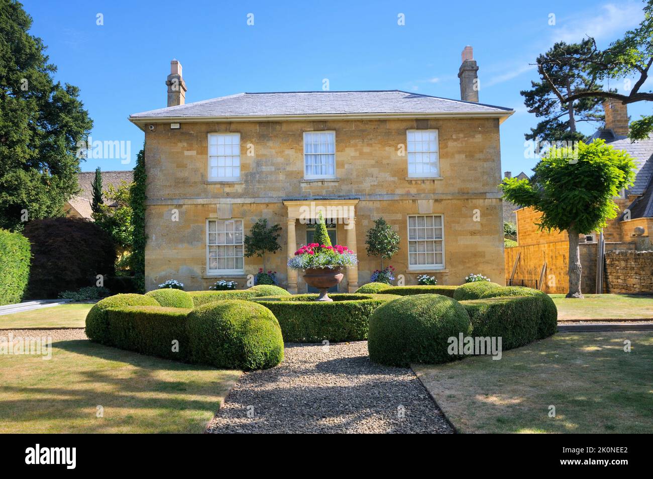 Croft Villa, ein spätes georgianisches Haus in Cotswold Kalkstein mit einem symmetrischen formalen Vorgarten und einer Box Hecke, Broadway, Cotswolds, Worcestershire, Großbritannien Stockfoto