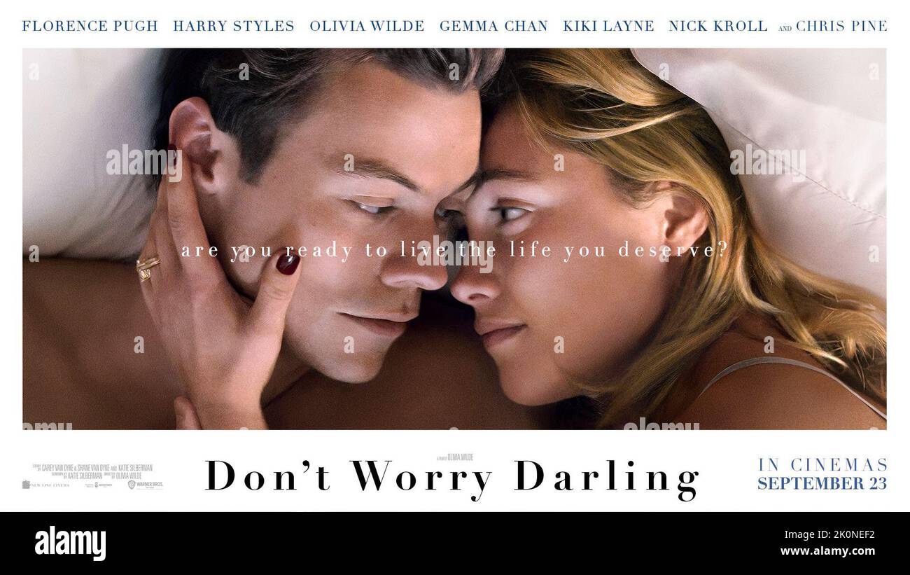 VERÖFFENTLICHUNGSDATUM: 23 September, 2022. TITEL: Don't Worry Darling. STUDIO: New Line Cinema. REGIE: Olivia Wilde. HANDLUNG: Eine Hausfrau aus dem Jahr 1950s, die mit ihrem Mann in einer utopischen experimentellen Gemeinschaft lebt, beginnt sich Sorgen zu machen, dass seine glamouröse Gesellschaft verstörende Geheimnisse verbergen könnte. HAUPTROLLE: HARRY STYELT als Jack, Florence PUGH als Alice-Plakatkunst. (Kreditbild: © New Line Cinema/Entertainment Picturs) Stockfoto