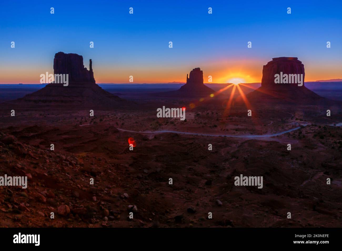 Die Fäustlinge, drei Buttes im Monument Valley bei Sonnenaufgang, Arizona und Utah, USA Stockfoto