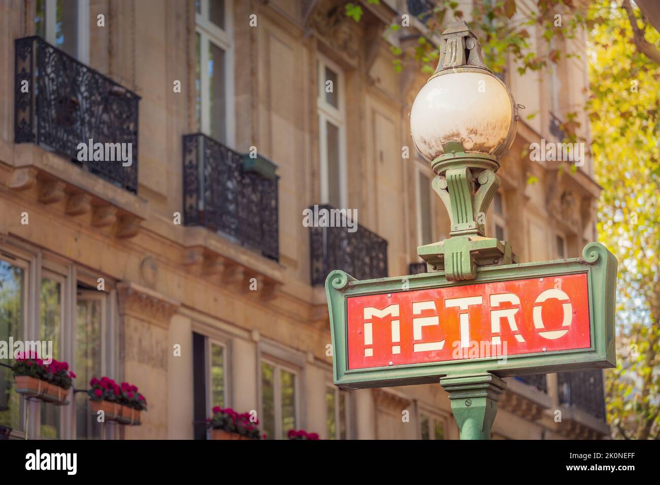 Retro Paris Metro Schild in Montmartre, Paris bei Sonnenuntergang, Frankreich Stockfoto