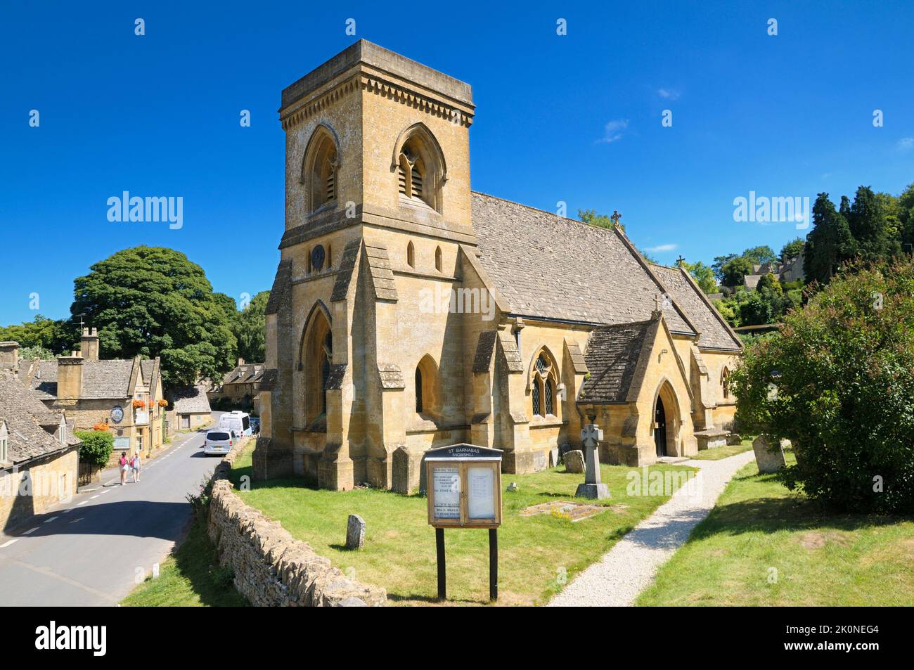 St Barnabas Church im malerischen Cotswold Village Snowshill, Cotswolds, Gloucestershire, England, Großbritannien. Viktorianische Kirche, denkmalgeschütztes Gebäude. Stockfoto