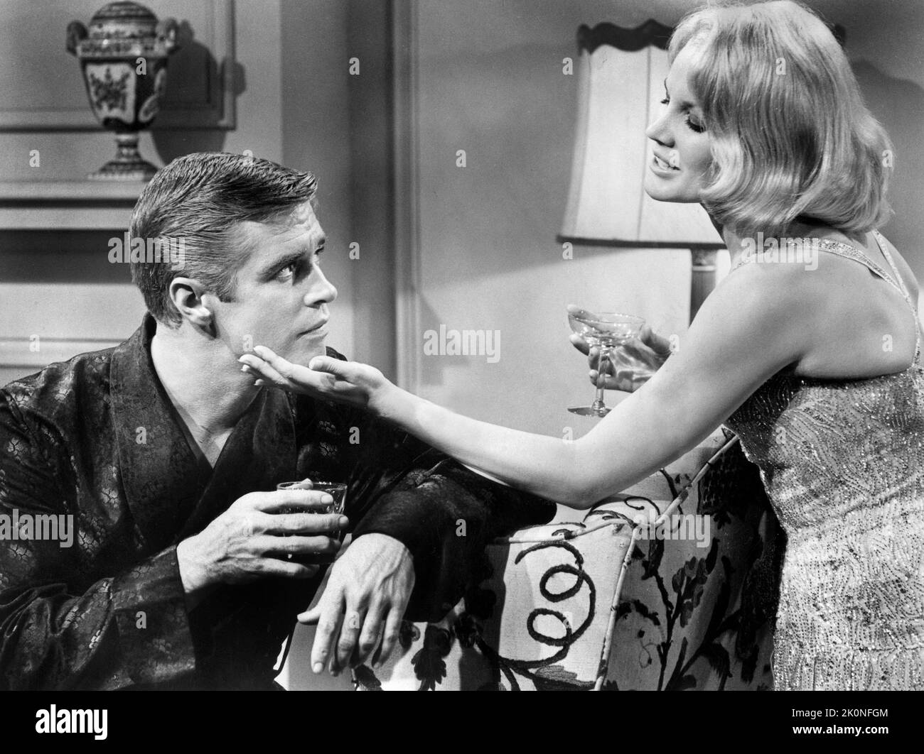 George Peppard, Caroll Baker, am Set von The Film, 'The Carpetbaggers', Paramount Picters, 1964 Stockfoto