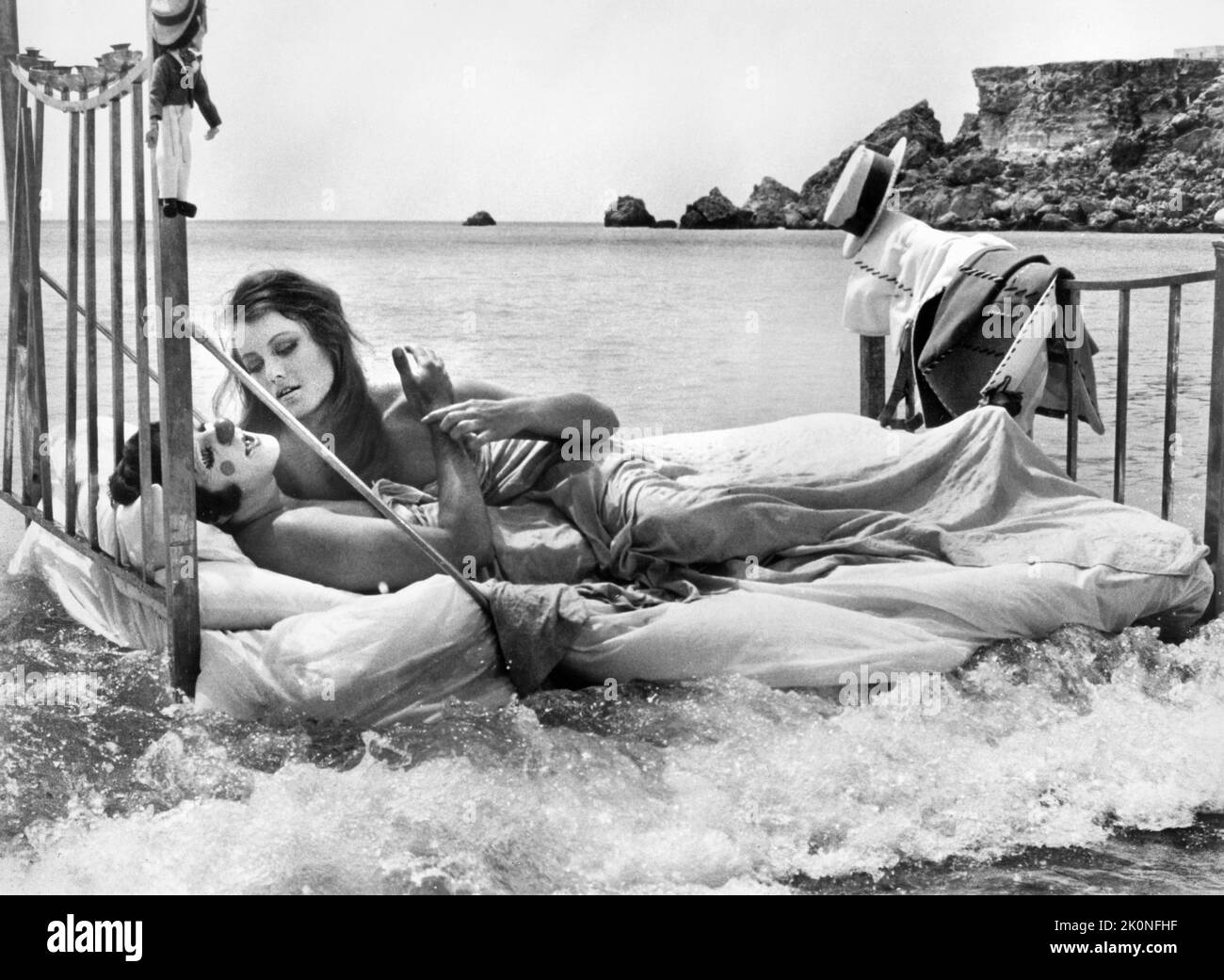 Anthony Newley, Margaret Nolan, am Set des Films, „Can Heironymus Merkin Ever Forget Mercy Humppe and Find True Happiness?“, Universal Pictures, 1969 Stockfoto