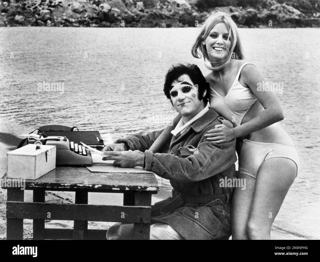 Anthony Newley, Connie Kreski, am Set des Films, „Can Heironymus Merkin Ever Forget Mercy Humppe and Find True Happiness?“, Universal Pictures, 1969 Stockfoto