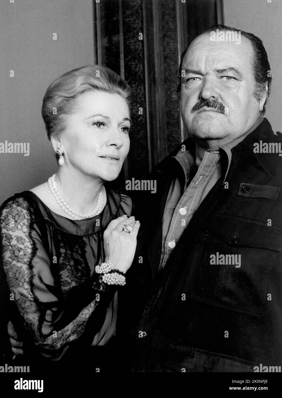 Joan Fontaine, Robert Conrad, am Set der TV-Serie, „Cannon“, CBS-TV, 1975 Stockfoto