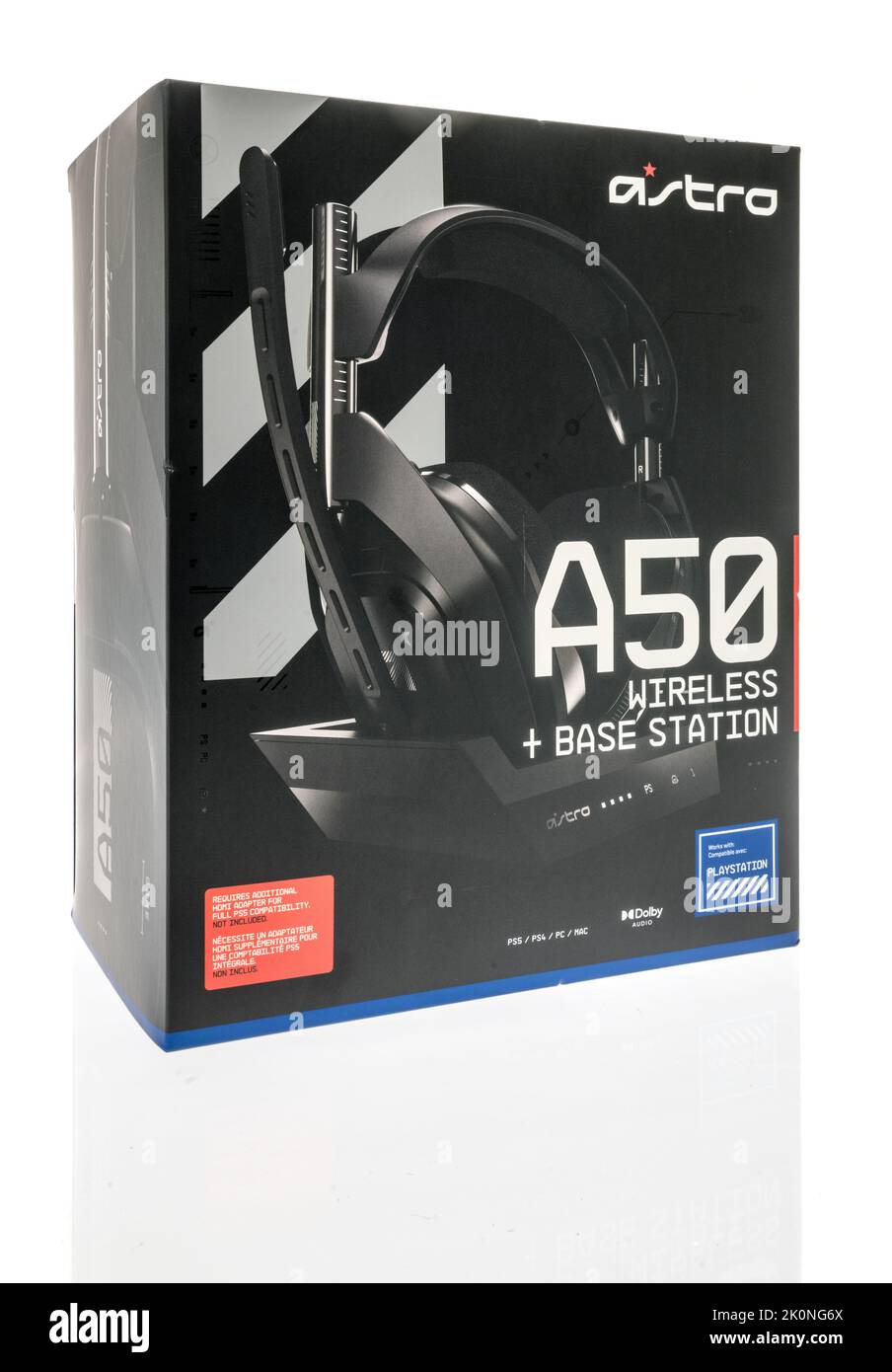 Winneconne, WI - 12. September 22: Ein Paket aus einem Astro A50 schnurlosen Gaming-Headset-Kopfhörer auf einem isolierten Hintergrund. Stockfoto