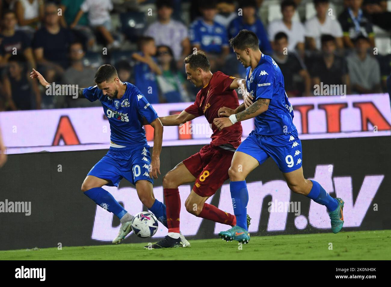 Petar Stojanovic (Empoli)Nemanja Matic (Roma) Martin Satriano (Empoli) während des italienischen "Serie A"-Spiels zwischen Empoli 1-2 Roma im Stadion Carlo Castellani am 12. September 2022 in Empoli, Italien. Quelle: Maurizio Borsari/AFLO/Alamy Live News Stockfoto