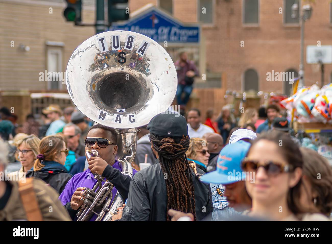 NEW ORLEANS, LA, USA - 17. MÄRZ 2019: Junger Mann spielt vor der jährlichen Super Sunday Parade inmitten einer scheinbar vergessenen Menge Sousaphone Stockfoto