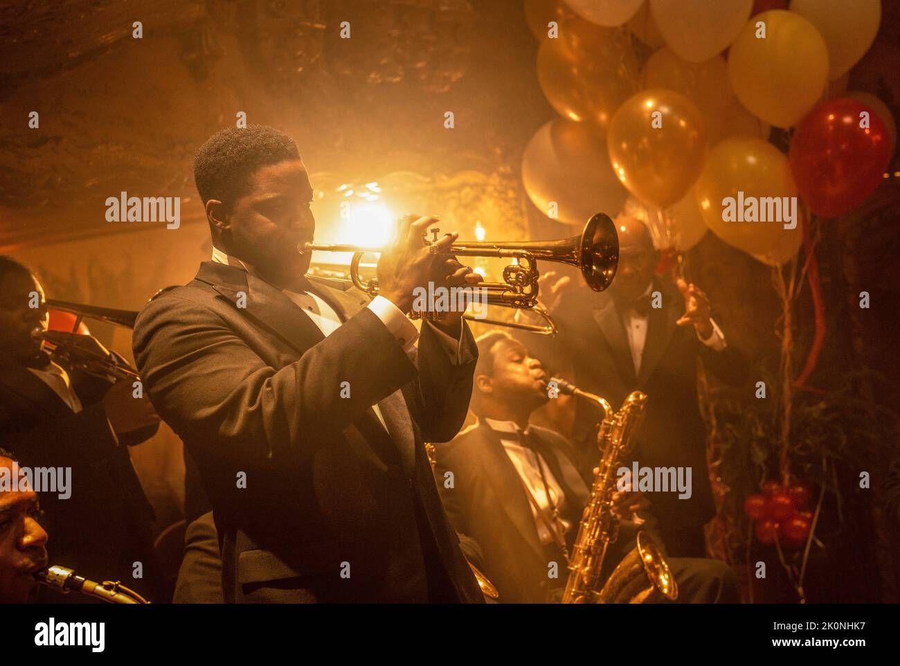 VERÖFFENTLICHUNGSDATUM: 6. Januar 2023. TITEL: Babylon. STUDIO: Paramount Pictures. REGIE: Damien Chazelle. HANDLUNG: In Hollywood während des Übergangs von Stummfilmen zu Talkies, mit Fokus auf eine Mischung aus historischen und fiktionalen Charakteren. MIT JOVAN ADEPO als Sidney Palmer. (Kreditbild: © Paramount Pictures/Entertainment Pictures) Stockfoto