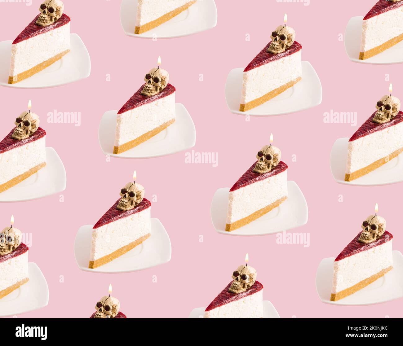 Halloween Nahtloses Muster aus Käsekuchen und Totenkopf Kerze auf pastellrosa Hintergrund. Gruseliges und beängstigendes Feiertagskonzept. Stockfoto