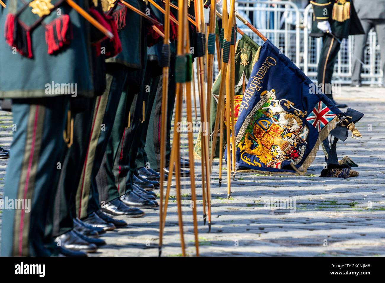 Edinburgh, Großbritannien. 12. September 2022. Der Sarg Ihrer Majestät Königin Elizabeth II. Wird am Montag, dem 12. September 2022, von der Leibwache des Königs, der Royal Company of Archers, bei der Ankunft in der St. Giles' Cathedral in Edinburgh königlich begrüßt. Der Sarg der Königin wird 24 Stunden lang in der St. Giles' Cathedral bleiben, sodass Mitglieder der Öffentlichkeit ihre Achtung vor ihrer letzten Reise durch Schottland zollen können. Foto: UK Ministry of Defense/UPI Credit: UPI/Alamy Live News Stockfoto