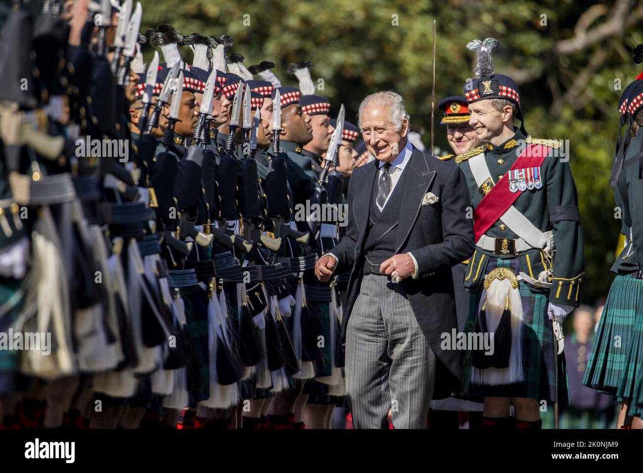 Edinburgh, Großbritannien. 12. September 2022. König Karl III. Wird die Schlüssel für Edinburgh und den Palast von Holyroodhouse bei seiner Ankunft im Schloss am Montag, dem 12. September 2022, übergeben. Dem Monarchen werden die Schlüssel angeboten, und die Tradition schreibt vor, dass sie sie zurückgeben und ihre Verwahrung den gewählten Beamten von Edinburgh anvertrauen. Foto: UK Ministry of Defense/UPI Credit: UPI/Alamy Live News Stockfoto