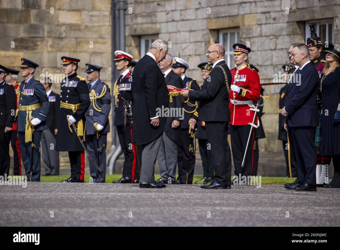 Edinburgh, Großbritannien. 12. September 2022. König Karl III. Wird die Schlüssel für Edinburgh und den Palast von Holyroodhouse bei seiner Ankunft im Schloss am Montag, dem 12. September 2022, übergeben. Dem Monarchen werden die Schlüssel angeboten, und die Tradition schreibt vor, dass sie sie zurückgeben und ihre Verwahrung den gewählten Beamten von Edinburgh anvertrauen. Foto: UK Ministry of Defense/UPI Credit: UPI/Alamy Live News Stockfoto