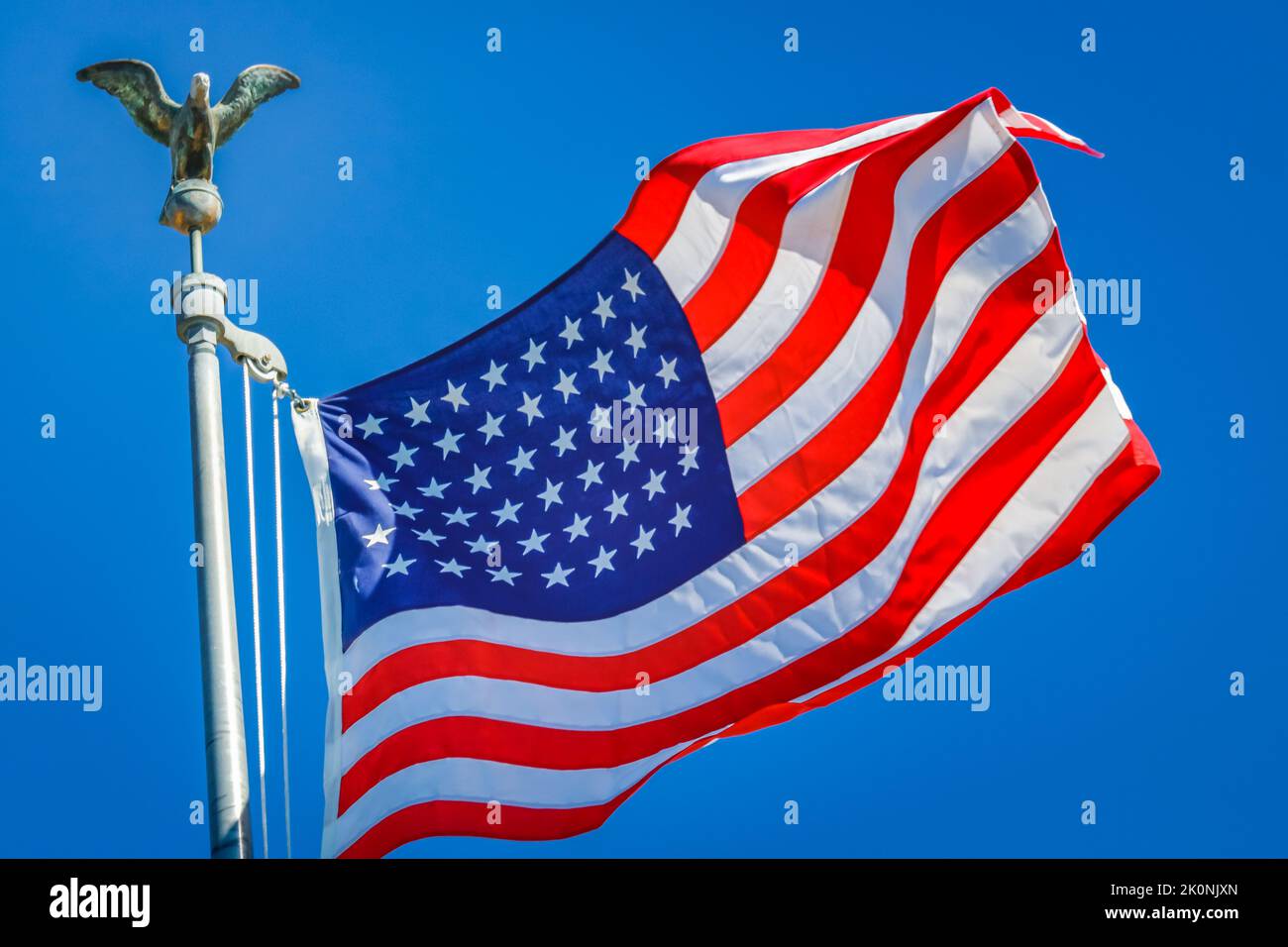 Amerikanische Flagge weht auf blauem Himmel am Halbmast in New York, september 11, USA Stockfoto