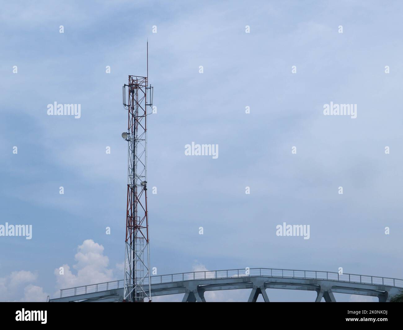 Mobilfunk- und Internet-Turm mit Antennen am hellen Himmel Stockfoto