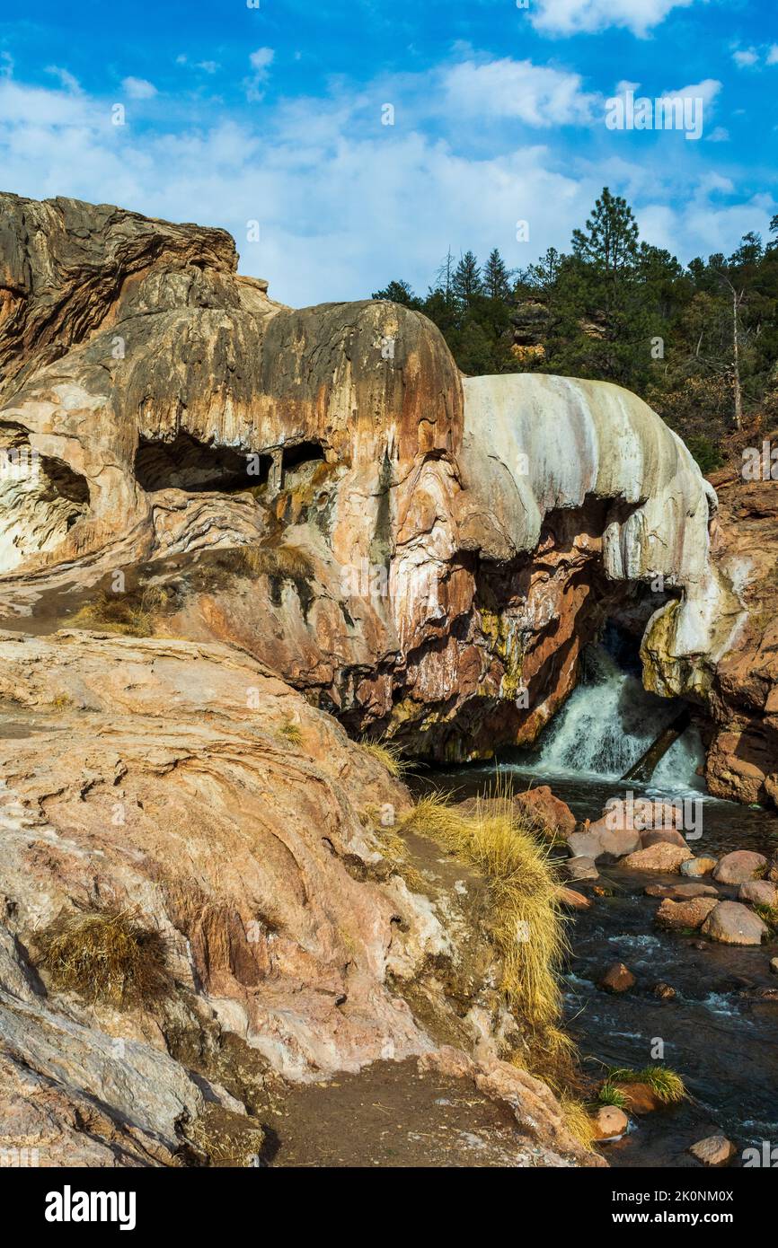 Der Soda-Staudamm am Jemez River schafft einen wunderschönen Wasserfall in der Nähe von Jemez Springs, NM Stockfoto