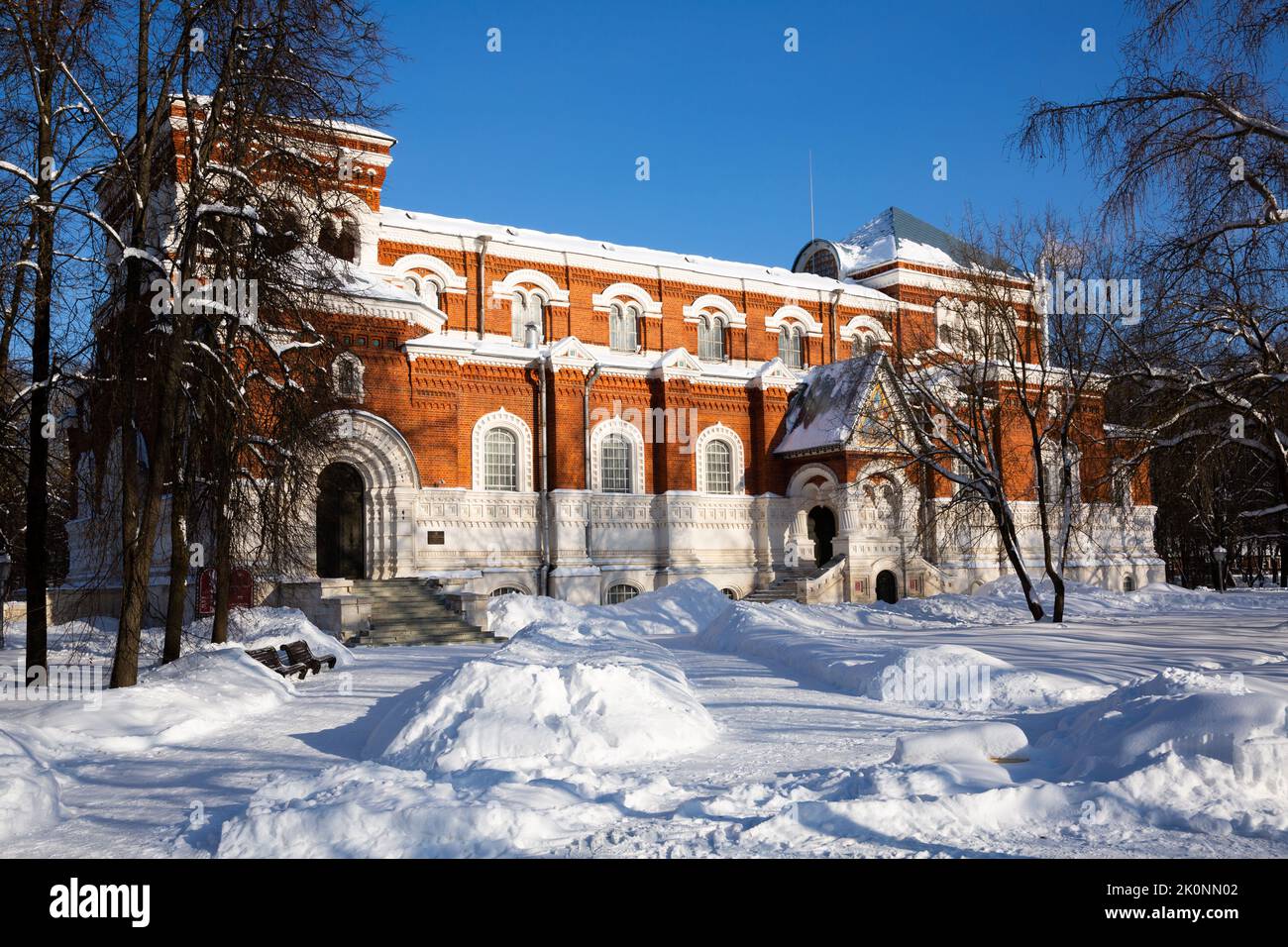 Kristallmuseum im Gebäude der ehemaligen orthodoxen Kathedrale in Gus-Chrustalny im Winter Stockfoto