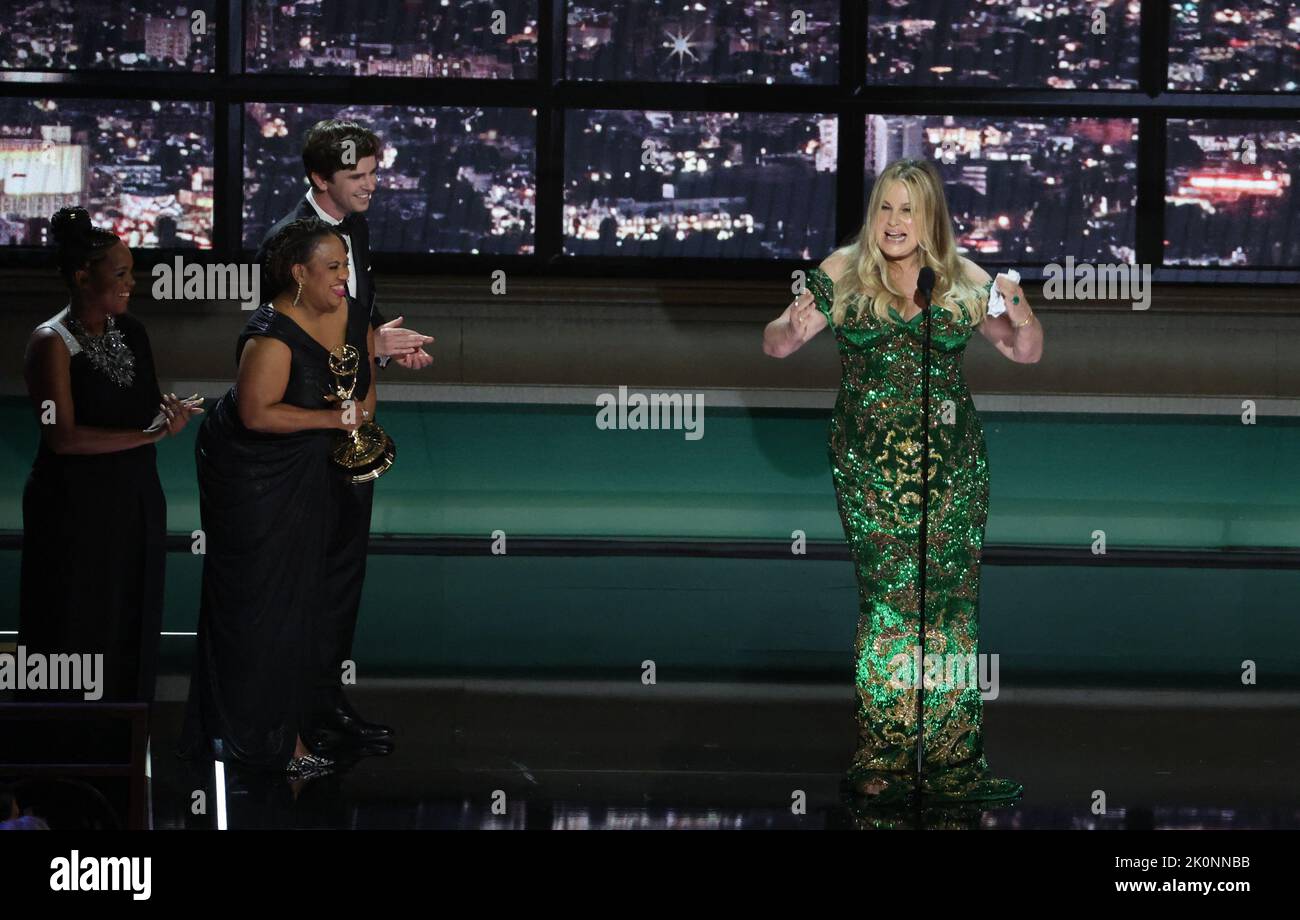 Jennifer Coolidge nimmt den Preis für die herausragende Nebendarstellerin in einer Limited oder