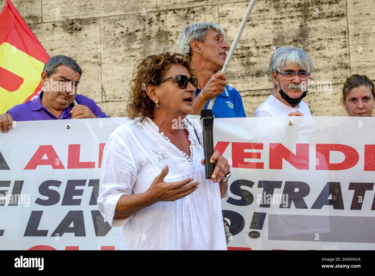 Rom, Italien. 12. September 2022. Pressekonferenz unter dem Ministerium für wirtschaftliche Entwicklung (Mise) zur Verurteilung des Rückbaus und der Privatisierung des Luftverkehrs des Landes und des Angriffs auf die Arbeitswelt. An dem Mikrofon nahmen die Kandidaten der Volksunion (linke Bewegung, geboren im Juli 2022, unterstützt von verschiedenen Parteien und Verbänden, darunter Dema, Manifesta, Potere al Popolo und Rifondazione Comunista), Vertreter der Volksgewerkschaft (USB) und Arbeiter des Luftverkehrs am Tag des nationalen Streiks Teil. Auf dem Foto ist die Kandidatin bei den Popular, die sich mit der Fotografin, der Kandidatin Stockfoto