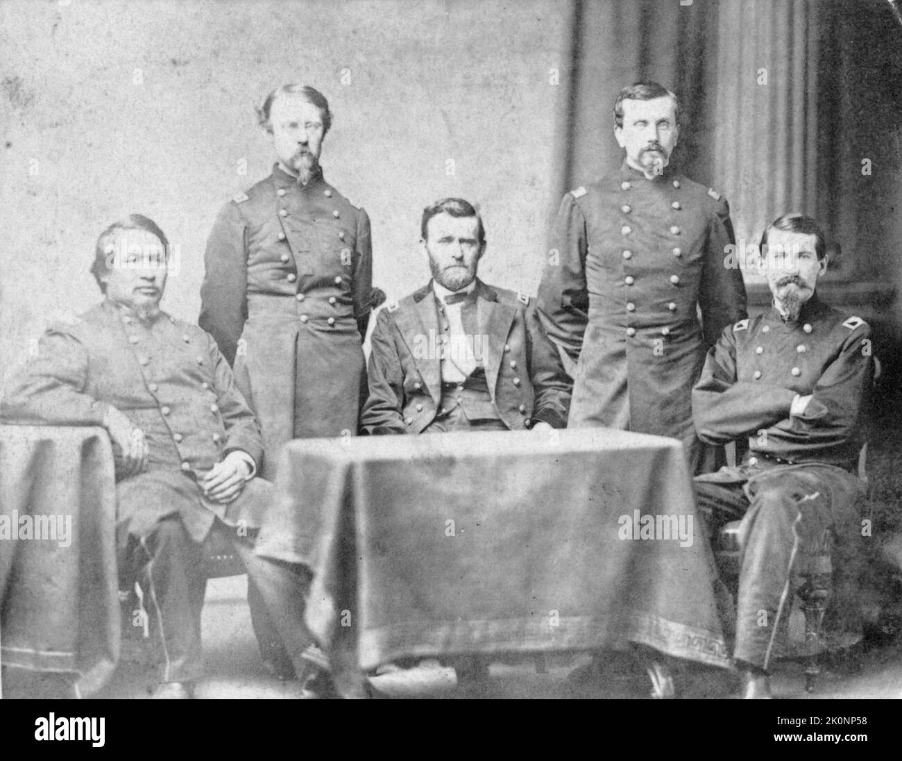 General Ulysses S. Grant und seine Mitarbeiter während des amerikanischen Bürgerkrieges. Von links nach rechts: Ely Samuel Parker, Adam Badeau, Generalleutnant Ulysses Grant, Orville Elias Babcock und Horace Porter. Stockfoto