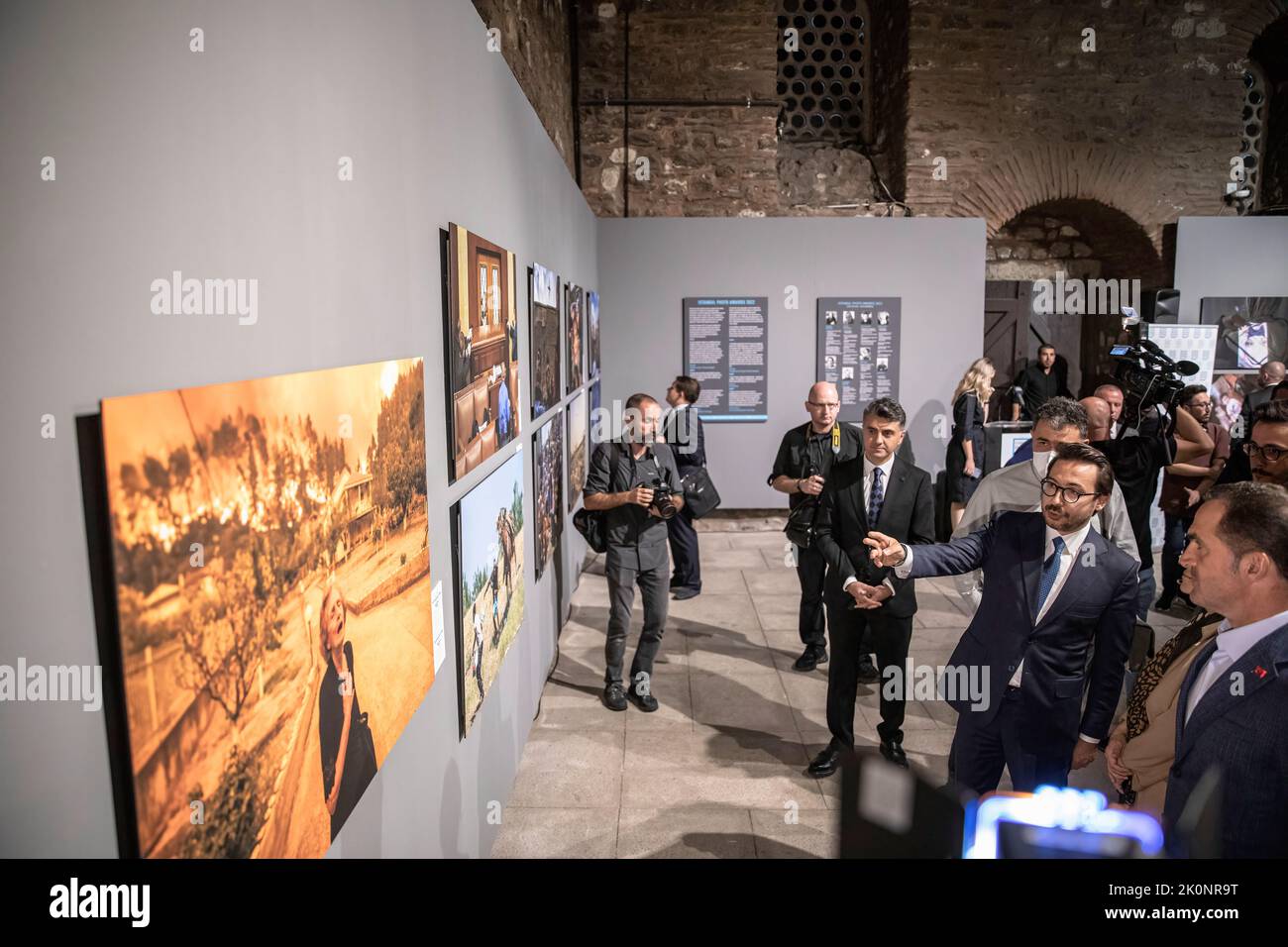 Serdar Karagoz, Generaldirektor der Agentur Anadolu (rechts 2), gab Informationen über die Arbeit mit dem Namen „'Evia'“, die als „'Foto des Jahres'' gewählt wurde. Istanbul Photo Awards 2022 Ausstellung im Mimar Sinan Fine Arts University Tophane-i Amire Kultur- und Kunstzentrum, im Single Dome Gebäude, mit der Teilnahme von Anadolu Agency General Manager Serdar Karagoz, nach der Eröffnungsrede, Der Rektor der Universität Mimar Sinan Fine Arts, Prof. Dr. Handan ?nci Elci, eröffnete mit Anwesenheit des Bürgermeisters von Beyoglu, Haydar Ali Yildiz, und Gästen. Preisgekrönte Fotos sind bis Ende der S für Besucher zugänglich Stockfoto