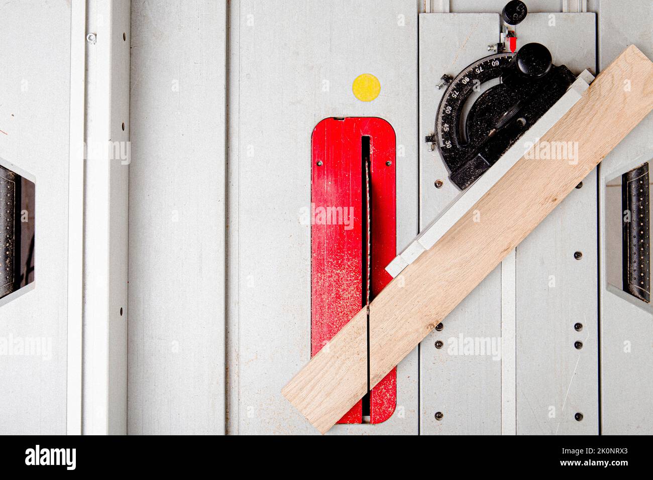 Schneiden von Holz mit Tischsäge in der Tischlerei Stockfoto