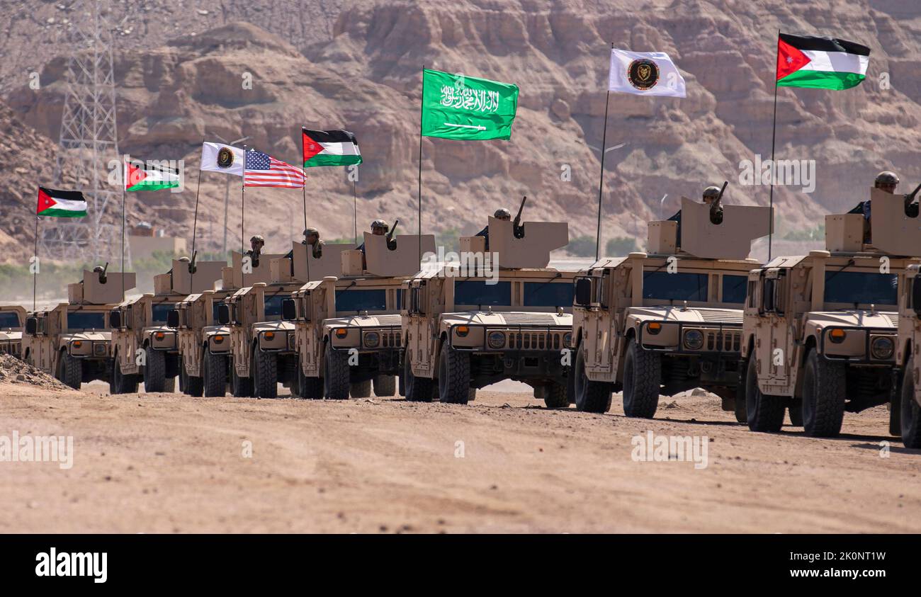 AQABA, Jordanien – Am 11. September 2022 Kommt Eine Parade von hochmobilitätsfahrenden Mehrzweckfahrzeugen mit der Saudi-arabischen Flagge, der jordanischen Flagge und der US-Flagge in den Übungsbereich am Ende der Eager Lion 22-Abschlussübung auf dem Royal Jordanian Naval Base, Jordanien. Eager Lion 22 ist eine vom Haschemitischen Königreich Jordanien veranstaltete multilaterale Übung, die den Austausch militärischer Expertise und die Verbesserung der Interoperabilität zwischen den Partnerländern zum Ziel hat und als Grundstein für eine umfassendere militärische Beziehung der USA zu den jordanischen Streitkräften (JAF) gilt. Jordanien ist eines der US Central Command’s (USCENTCO Stockfoto